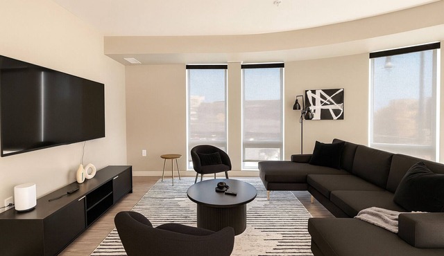 Vibrant 2BR w/King+Queen near DT MPLS | Pool
