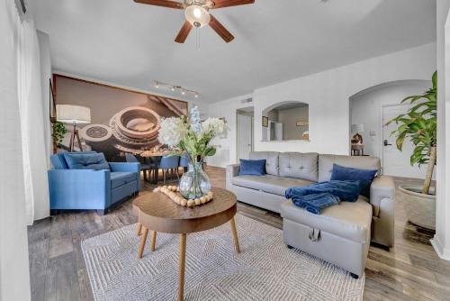 Vibrant 2BR2BA w King Bed Pool, Gym #11