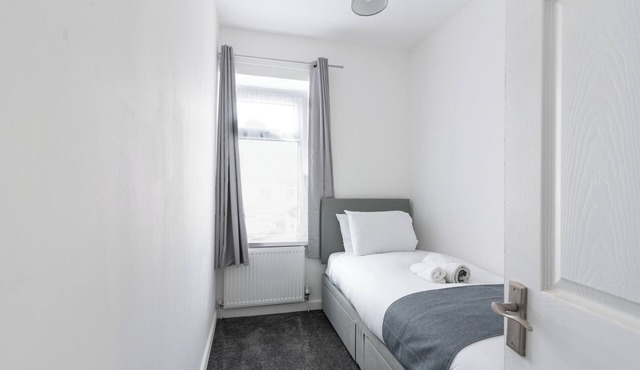 Vibrant 3-Bed Home With Netflix and Large Diner Near Retail and National Parks