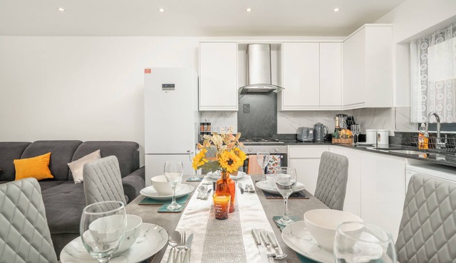 Vibrant 3bedroom Retreat Tottenham Hotspur Stadium free Wifi, parking on request