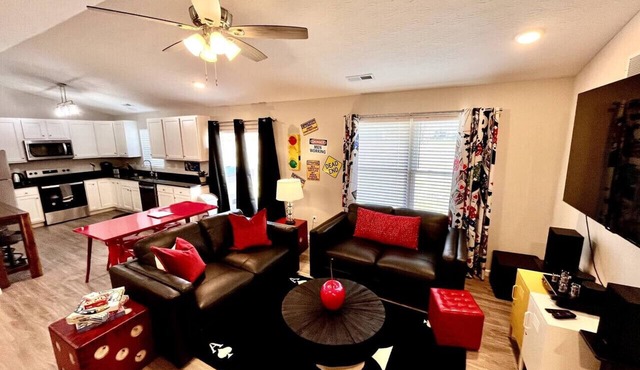 Vibrant 4 Bedroom Getaway with Hot Tub