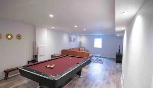 Vibrant 4 bedroom house 2 king beds in Ankeny