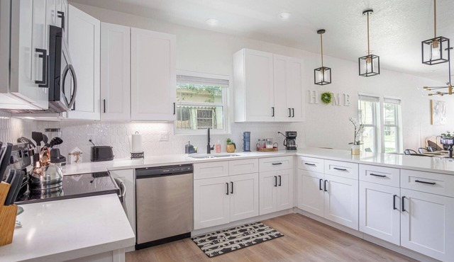 Vibrant 4br/3ba Oasis Near Happy Downtown!
