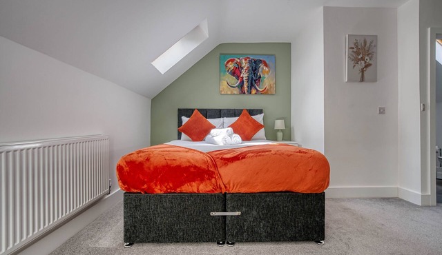 Vibrant 4BR for Families & Contractors w/Parking