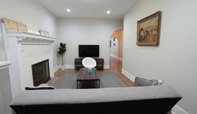 Vibrant 4BR Haven in Historic Hyde Park, Near University of Chicago
