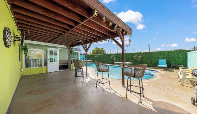 Vibrant 5BR/2BA Ranch Home w/Pool l King Bed 2000 Sqft -Disneyland!