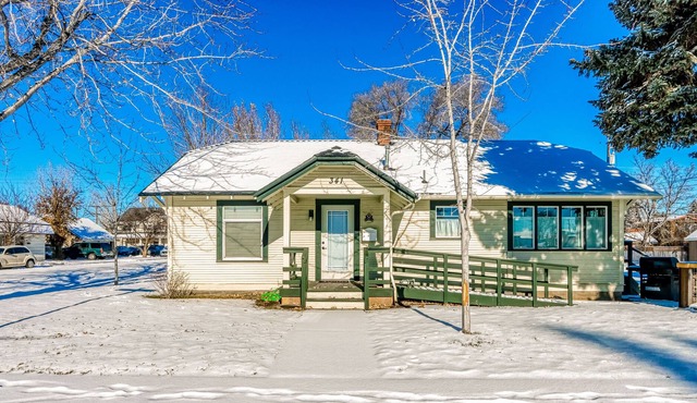 Vibrant abode near golf with firepit, W/D & AC - drive to Smith Rock State Park