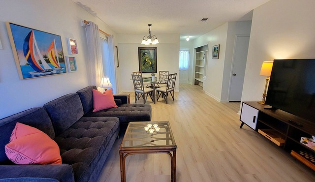 Vibrant Airport 2bdr Central Pensacola Getaway