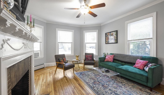 Vibrant and stylish pet-friendly 2 BR apt w/king bed, downtown w/parking!