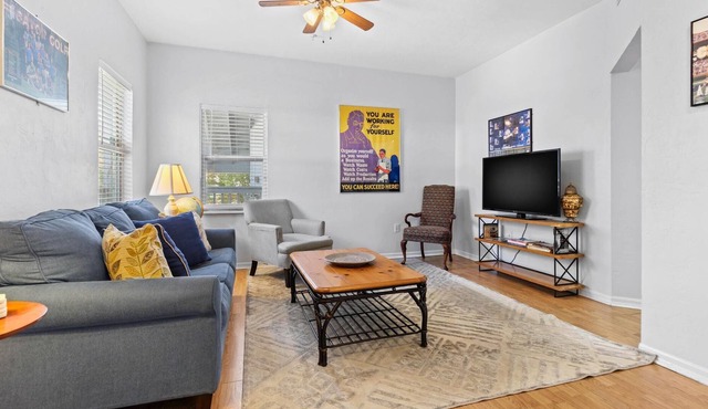 Vibrant apartment within 5 mins to UF & Stadium!