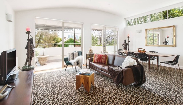 Vibrant Art Deco Style Stroll to the MCG and Swan St