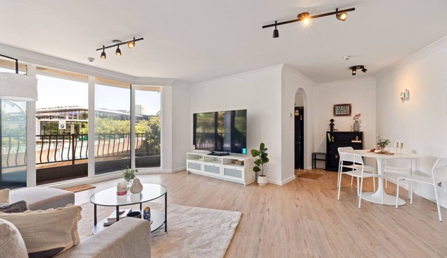 Vibrant Bayside Apartment in Rushcutter’s Bay