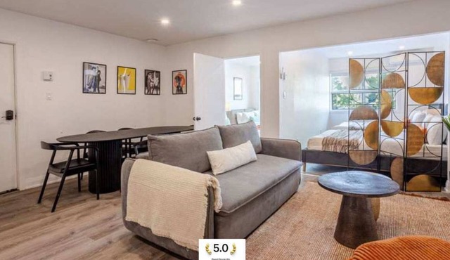 Vibrant Cityscape Stay –Stylish 1BR in Central MTL