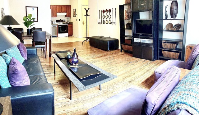 Vibrant Classic BK Neighborhood!1 Block From Boutiqes, Restraunts, Shops & More!
