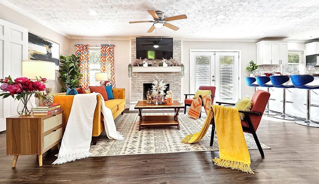 Vibrant & Cozy Home-Sleeps 12-King Bed-Fenced Yard