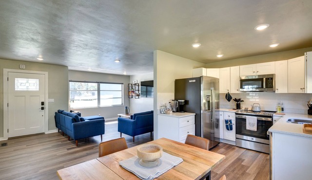 Vibrant DeLand House Near Stetson University!