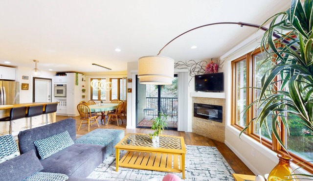 Vibrant, dog-friendly stay with private hot tub, washer/dryer & fireplace