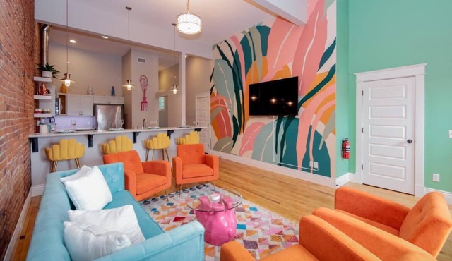 Vibrant Downtown Luxury Loft 13-Ft Ceilings