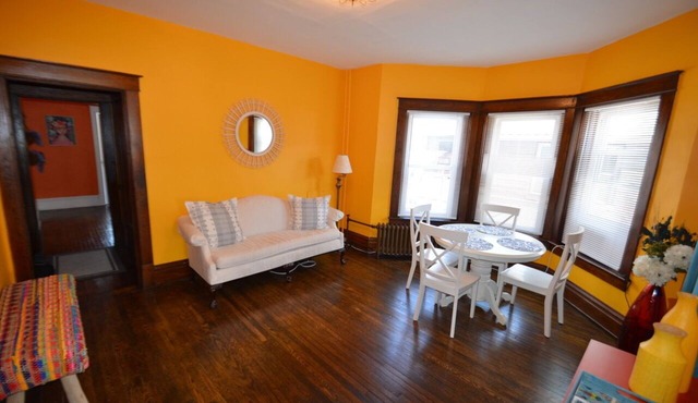 Vibrant Flat in Downtown Bedford. Walk to amenities!