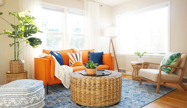 Vibrant Getaway! 2 Baths + Walk in Shower, Great Amenities & Value