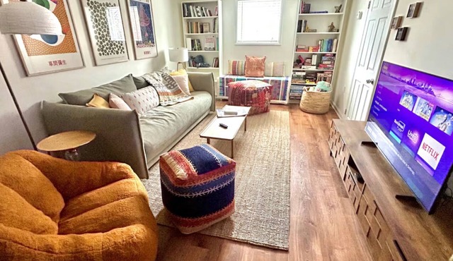 Vibrant haven in Silver Spring near Metro & shops with relaxing outdoor space