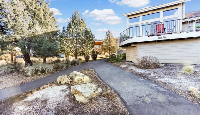 Vibrant home with fireplace, large balcony & access to indoor-outdoor pools