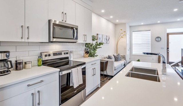 Vibrant Inner City Townhome Private Garage ⭐️