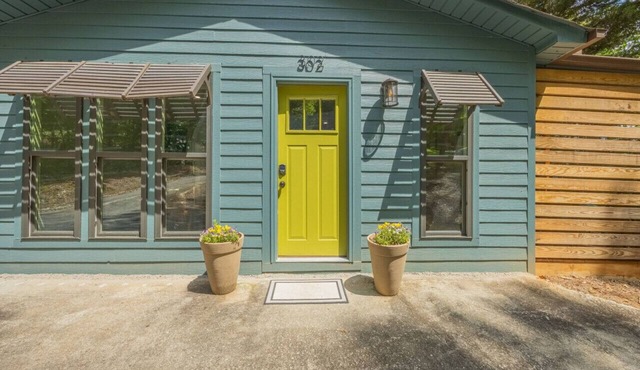 Vibrant Lakefront Getaway