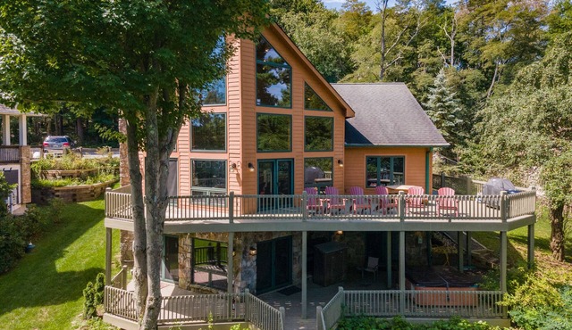 Vibrant Lakeview Chalet w/Huge Deck