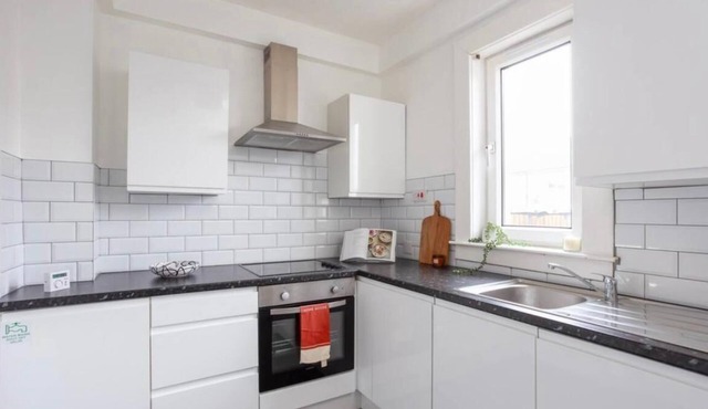 Vibrant & Modern 2-BR Apartment between GLA/EDI!