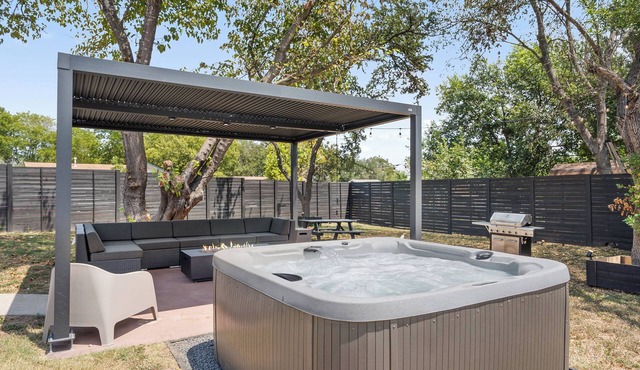 Vibrant Modern 4BR W/Hot tub, Putting Green, B-Ball Court Mins To DT & Rainey