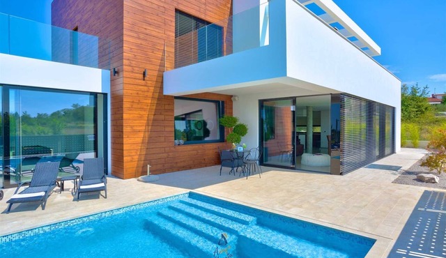 Vibrant modern 5-BR Villa for 10+2, with pool and a sea view