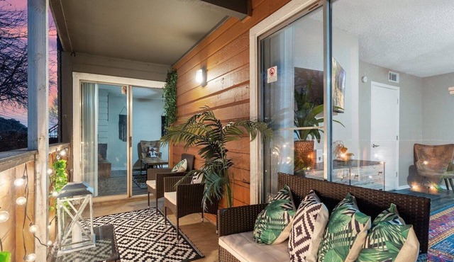 Vibrant Oasis- DFW Airport/Pool/Seamless Entry -15 minutes from DFW airport