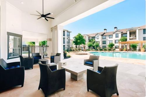 Vibrant Oasis in the Heart of Midtown & Downtown