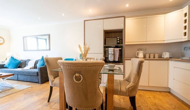 Vibrant Old City 2BR Apartment - Full Kitchen WiFi