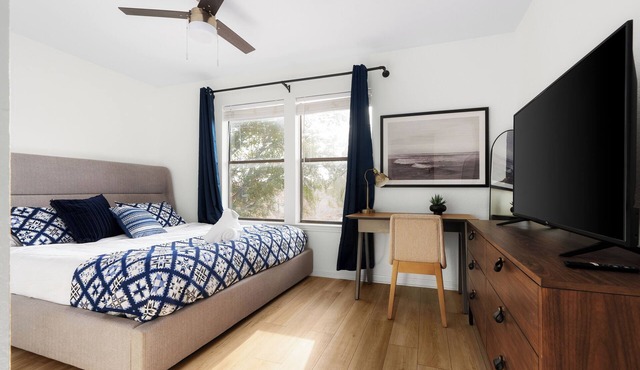 Vibrant peaceful townhome-Fast wifi, walk to HEB, Starbucks, & restaurants