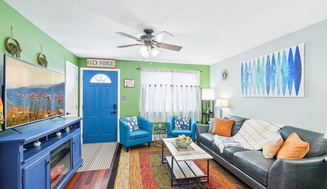Vibrant Pet and Family friendly fully fenced yard great location