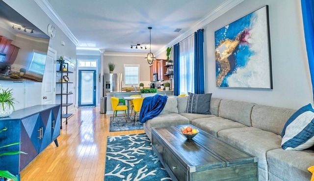 Vibrant Pet-Friendly Townhome w/Smart TVs!