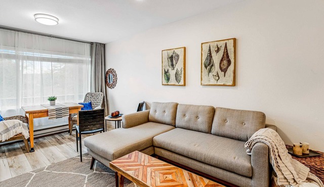 Vibrant polished condo with oceanfront views patio and with D access