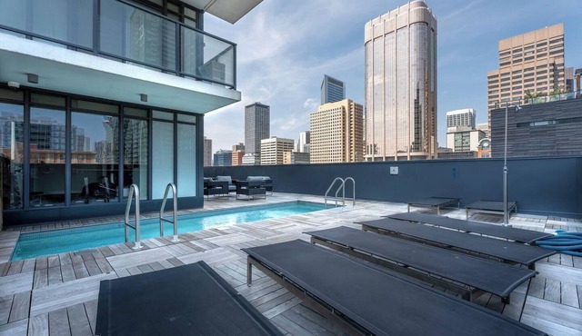 Vibrant PopArt downtown suite – comfy & stylish!