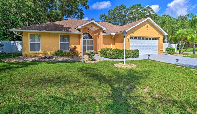Vibrant Sarasota Home: Yard & Furnished Deck!