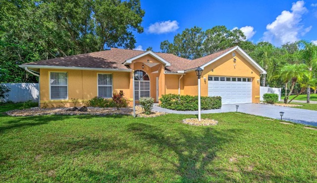 Vibrant Sarasota Home Yard and Furnished Deck!