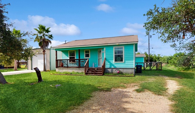 Vibrant sea-loving house with patio, AC & W/D - near Goose Island State Park