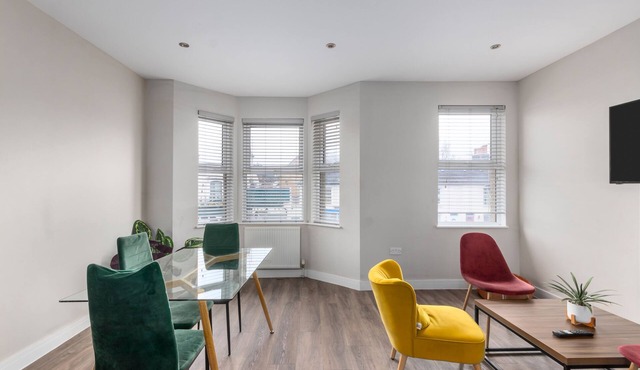 Vibrant & Spacious Top Floor Apartment