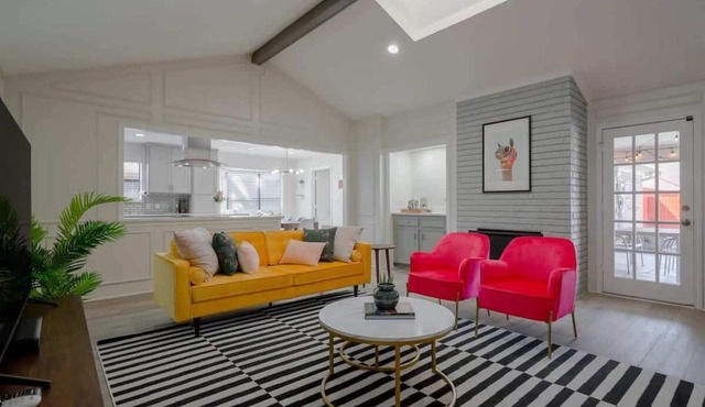 Vibrant Spacious Home w/Private Pool and Jacuzzi