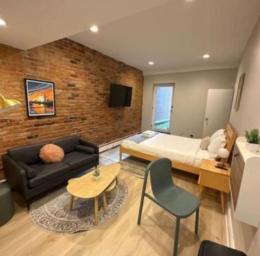 Vibrant Studio Minutes from Back Bay