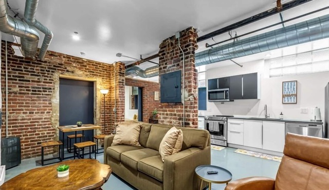 Vibrant, Stylish, Condo Downtown! Captivating Open Layout! Walking distance to major attractions! Free High-Speed Internet!