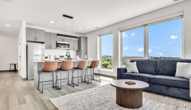 Vibrant & Sunny 2BR | Cleveland Clinic
