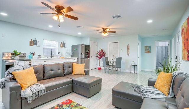 Vibrant Tampa Home: Perfect for Long Stays!