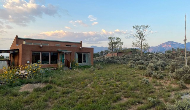 Vibrant Taos Home: Skiing, Climbing, Wi-Fi, WFH